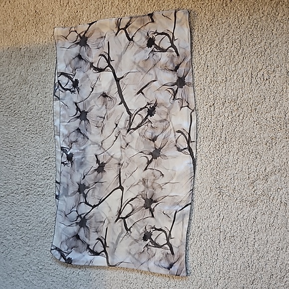 EUC Luxurious Silk & Viscose Scarf - Picture 4 of 5